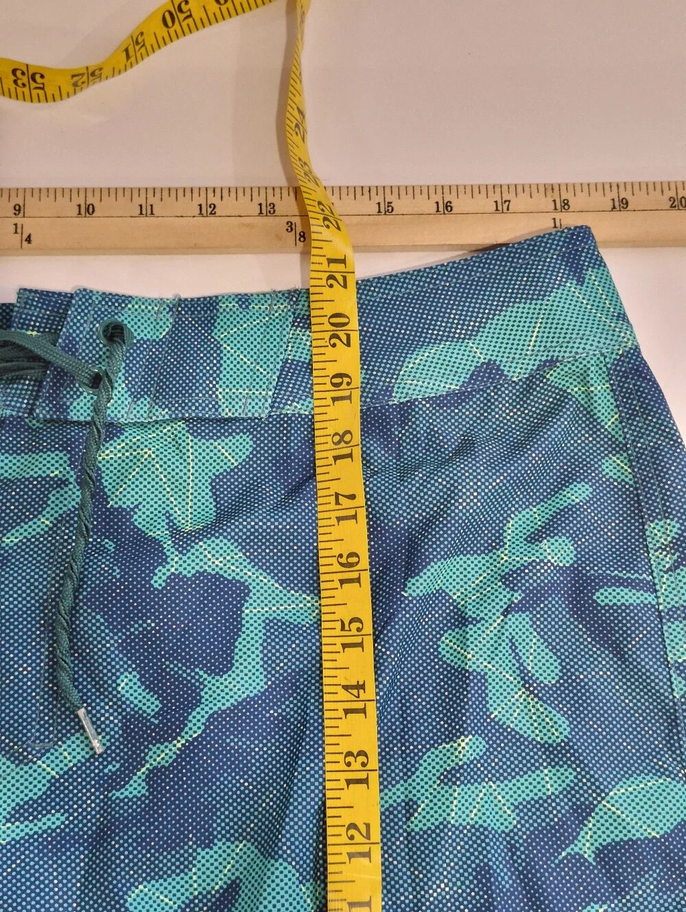 Under Armour Men’s Teal Camo Swim Trunks Size 36